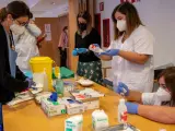 Preparación de las vacunas contra la covid-19 en la residencia Oms-Sant Miquel de Palma.
