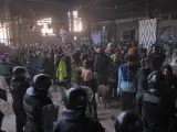 Varios mossos d'esquadra, frente a varios de los participantes en la &lsquo;rave&rsquo; que se celebraba desde la noche de fin de a&ntilde;o en Llinars del Vall&egrave;s, Barcelona (Espa&ntilde;a), a 2 de enero de 2021. Los Mossos d'Esquadra y Polic&iacute;a Local han empezado este s&aacute;bado el desalojo de la 'rave' que se estaba celebrando desde la noche de fin de a&ntilde;o en una nave abandonada de Llinars del Vall&egrave;s (Barcelona) y en la que participaban al menos 150 asistentes. 2 ENERO 221;CORONAVIRUS;BARCELONA;CATALU&Ntilde;A;SOCIEDAD;FIESTA;LLINARS DEL VALL&Egrave;S;CATALUNYA;RAVE;DESALOJO;MOSSOS D'ESQUADRA Lorena Sopena 2/1/2021