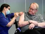 Un hombre recibe la vacuna contra la COVID-19 en Oslo, Noruega.