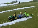 Jugadores del Numancia recogen nieve en Los Pajaritos