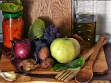 Frutas, verduras, aceite y otros alimentos de la dieta mediterránea