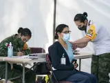 Personal médico recibe la vacuna contra la COVID en México.