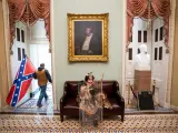 Seguidores del presidente saliente de EE UU, Donald Trump, en una sala contigua a la Cámara del Senado, tras irrumpir en el Capitolio, en Washington DC.