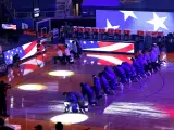 Jugadores de Golden State Warriors y Los Angeles Clippers se arrodillan ante el himno de EEUU