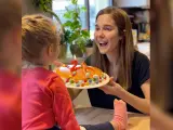 Natalia Sánchez celebra el cumpleaños de su hija con una tarta y mucha nieve