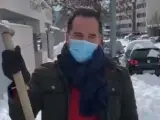 Ignacio Aguado con una pala para retirar la nieve