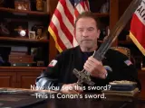Arnold Schwarzenegger, con la espada de Conan, en su mensaje a Trump.