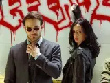 Charlie Cox y Kristen Ritter como Daredevil y Jessica Jones.