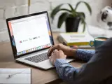 Un hombre frente a un ordenador durante una formación online.