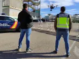 Agentes de la Policía Nacional manejando un dron