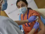 Una enfermera vacuna a una sanitaria contra el coronavirus en el Hospital Gregorio Mara&ntilde;&oacute;n de Madrid (Espa&ntilde;a), a 11 de enero de 2021. La Comunidad de Madrid contin&uacute;a este lunes con la vacunaci&oacute;n contra la covid-19 de los profesionales
