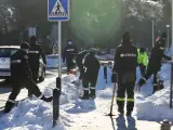 Militares de la UME despejan zonas de Majadahonda de la nieve y el hielo tras el paso de Filomena.