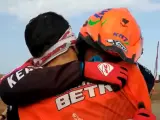Laia Sanz se abraza a Jaume Betriu tras acabar el Dakar 2021