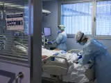 Personal sanitario atendiendo a un paciente ingresado en la Unidad de Cuidados Intensivos (UCI)