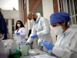 Sanitarios realizando tests de RT-PCR en saliva a alumnos del Colegio Internacional Alameda de Osuna , en Madrid (España), a 14 de diciembre de 2020. El Colegio Internacional Alameda de Osuna, en colaboración de Health Diagnostic, Labora