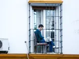 Un ciudadano aprovecha su minúsculo balcón para leer en la tercera semana de confinamiento por el coronavirus COVID 19. Sevilla a 03 de abril del 2020