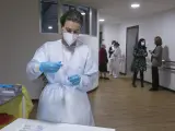 Una enfermera de Atencón Primaria prepara una segunda dosis de la vacuna Pfizer-BioNTech en Gijón.