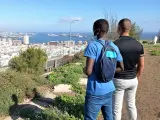 Hasán y Abidin mirando hacía el puerto de Las Palmas de Gran Canaria durante la entrevista.