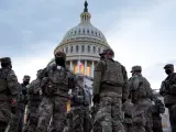 Miembros de la Guardia Nacional frente al Capitolio de los Estados Unidos mientras continúan los preparativos para la toma de posesión de Joe Biden.