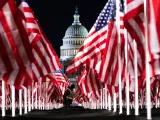 Más de 200.000 banderas destinadas a representar al pueblo estadounidense que no podrá asistir a la próxima inauguración presidencial, a lo largo de el National Mall frente al Capitolio de EEUU en Washington.