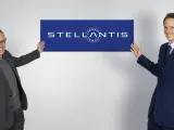 Carlos Tavares, CEO de Stellantis (a la izquierda) junto a John Elkann, presidente de la corporación.