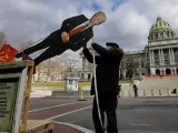 Manifestantes en contra de Trump llevan una reproducciónAnti-Trump protesters bring a facsimile of US President Donald J. Trump to the State Capitol building in Harrisburg, Pennsylvania