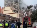La explosión se ha producido en el número 98 de la calle Toledo en el centro de Madrid. Son 9 las dotaciones de bomberos que aseguran la zona y 11 unidades de SAMUR que atienden a las personas heridas.