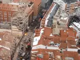 El helicóptero de la Policía Nacional ha difundido imágenes aéreas de la calle Toledo, en el centro de Madrid, donde una explosión ha provocado en la tarde del miércoles al menos tres muertos y varios heridos, además del destrozo de un edificio y la evacuación de los vecinos.