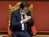 El primer ministro italiano, Giuseppe Conte, bebé café durante la sesión para la votación de confianza del Senado a su Gobierno.