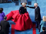 El presidente electo Joe Biden saluda a Lady Gaga durante la toma de posesión