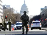 Un soldado controla una de las avenidas de la capital estadounidense ante la amenaza de protestas violentas por la investidura de Joe Biden.