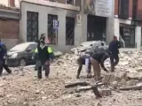 Vecinos ayudando a retirar escombros instantes después de la explosión en Madrid