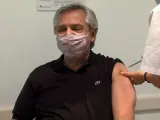 El presidente de Argentina se vacuna contra la Covid-19