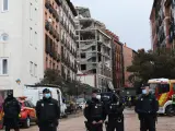 Policías en la calle Toledo de Madrid, un día después de la explosión de gas.