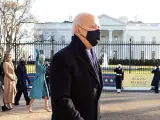 Joe Biden, durante su recorrido por la Avenida Pennsylvania, junto a la Casa Blanca, tras ser investido presidente de EE UU.