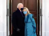 El presidente de EE UU, Joe Biden, y su esposa, Jill Biden, se abrazan al llegar a la Casa Blanca tras la ceremonia de investidura.