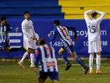 Jugadores del Real Madrid se lamentan tras el segundo gol del Alcoyano.