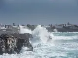 Grandes olas rompen contra las rocas en Binidalí, Mahón (Baleares).