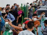 Decenas de personas esperan turno en Guadalajara (México) para cargar oxígeno para enfermos de COVID-19.