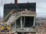 Imagen de la demolición del torreón del edificio siniestrado de la calle Toledo de Madrid.