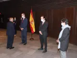 El Rey Felipe VI junto al vicepresidente segundo del Gobierno, Pablo Iglesias, y la ministra de Asuntos Exteriores, Arancha González Laya, durante su viaje a Bolivia