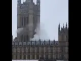 Columna de humo saliendo del Parlamento británico.