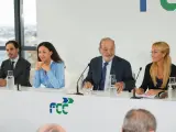 Carlos Slim, entre las hermanas Koplowitz en un acto de FCC.