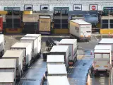 Varios camiones hacen cola en la aduana de Dover para poder pasar de Uk a Europa.