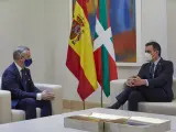 El Lehendakari, Iñigo Urkullu (i) y el presidente del Gobierno central, Pedro Sánchez (d) durante una reunión en el Palacio de La Moncloa, en Madrid (España), a 25 de enero de 2021.