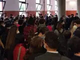 Decenas de estudiantes aglomerados en la Facultad de Derecho de la Universidad Aut&oacute;noma antes de un examen.