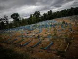 Una zona destinada a fallecidos por COVID-19, en un cementerio público de Manaos, Amazonas (Brasil).
