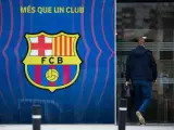 El entrenador del FC Barcelona, Ronald Koeman, a su entrada a una reuni&oacute;n en las oficinas del Camp Nou, el estadio del Bar&ccedil;a