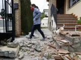 La serie de terremotos registrada durante la pasada noche y madrugada en la provincia de Granada, con un seísmo principal de magnitud 4,5 en la escala Richter y epicentro en Santa Fe, ha provocado diversas incidencias por caídas de elementos, desprendimientos y grietas, la mayor parte en viviendas de Granada, Atarfe, Santa Fe y Maracena, sin que consten heridos. Emergencias 112 Andalucía ha gestionado durante la pasada noche y madrugada más de medio millar de llamadas relacionadas con los temblores, de las que en 15 de ellas se han constatado daños por caídas de elementos, desprendimientos y grietas.