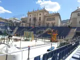 Montaje de la pista del Worl Pádel Tour 2019 en la plaza de Santa María, de Jaén.